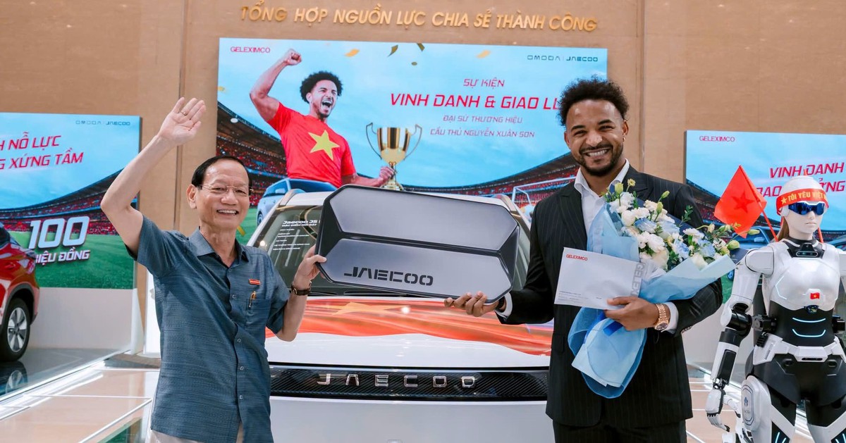 Chủ tịch Geleximco Vũ Văn Tiền đích thân trao xe cho Xuân Son