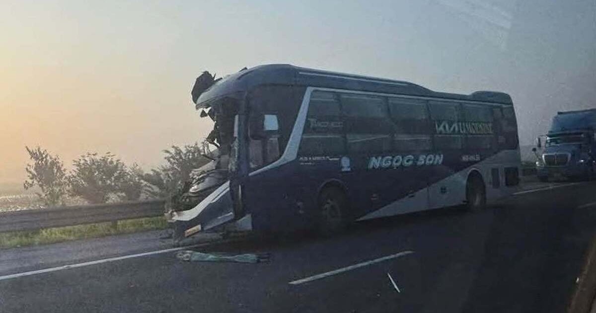 Ô tô khách không giữ khoảng cách tông đuôi xe đầu kéo, 1 người tử vong