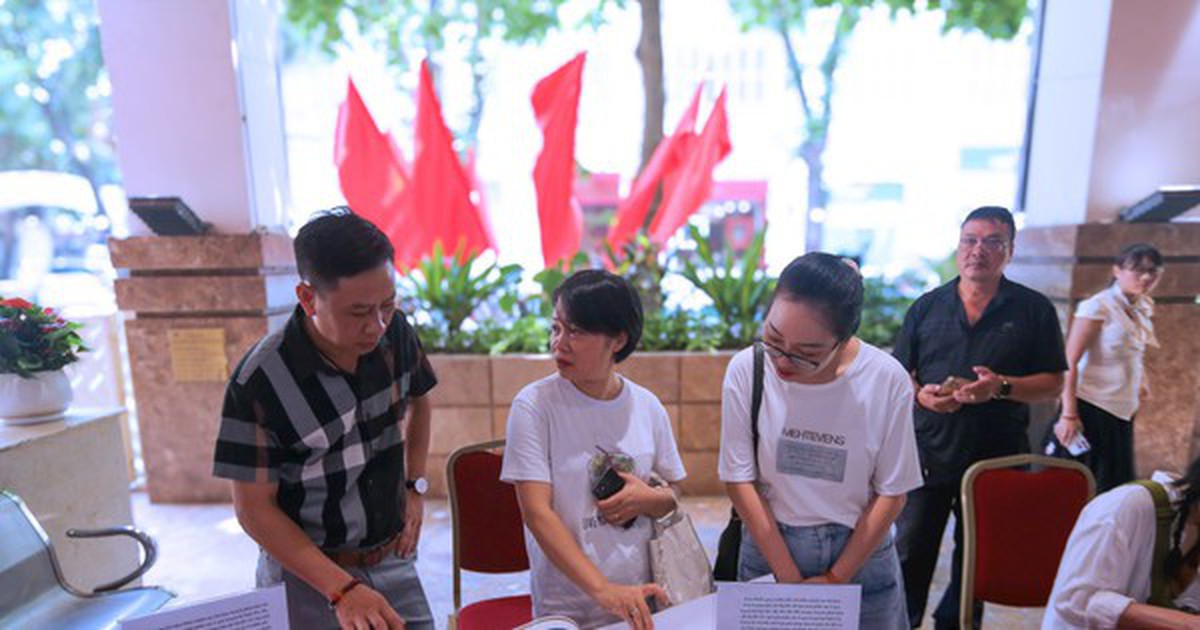Người dân quét mã QR góp ý phương án điều chỉnh quy hoạch khu vực hồ Hoàn Kiếm