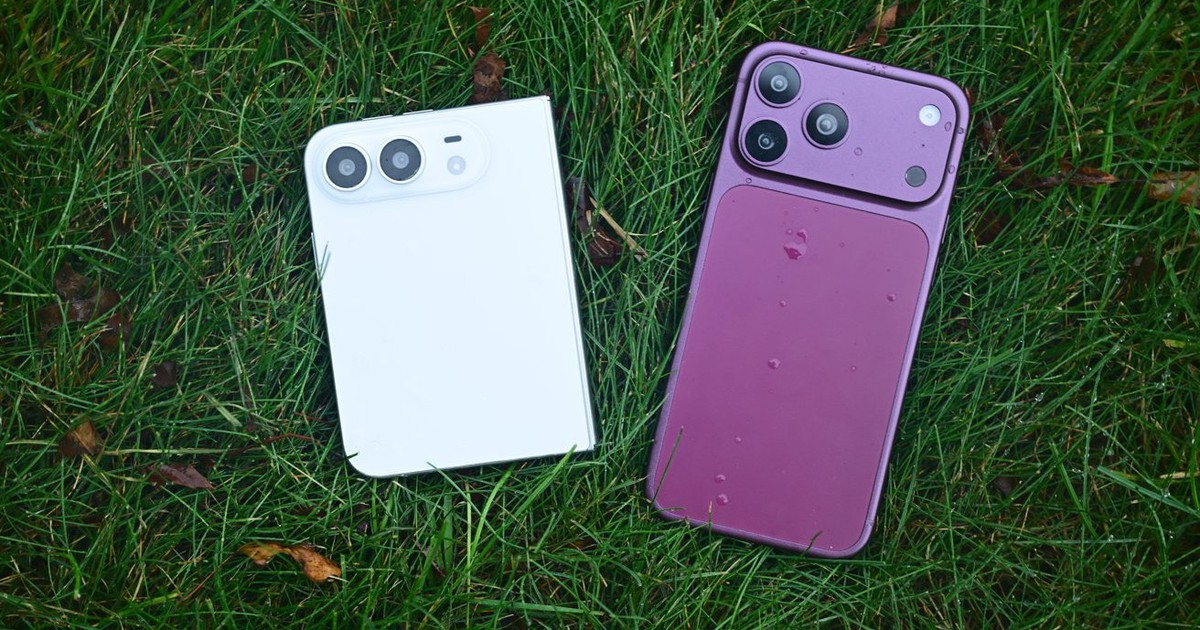 Mô hình iPhone 18 Pro Max đỏ cherry và iPhone Ultra trắng