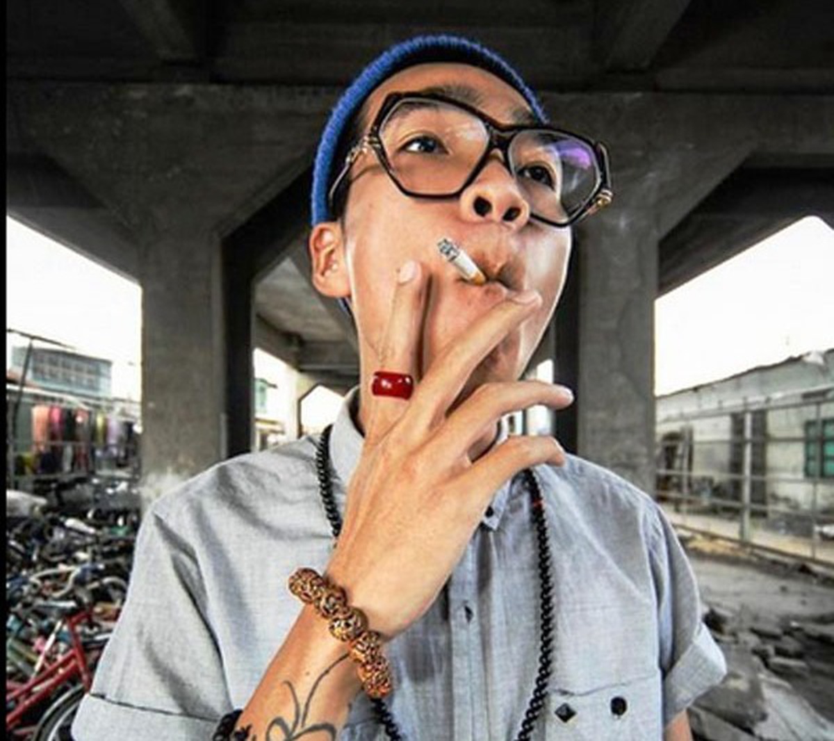 Dân mạng chỉ trích hình ảnh phản cảm trên facebook của rapper Wowy