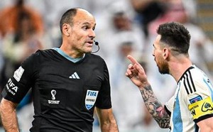Valdano: Messi giống Maradona, ai không thích là không yêu bóng đá