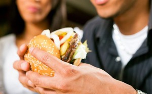 10 thói quen khi ăn ‘dẫn lối’ cho viêm nhiễm: Biết để tránh kẻo ung thư, tiểu đường tới lúc nào không hay