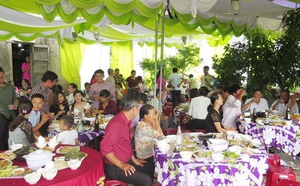 Người dân chung tay “giải cứu” gần 10.000 con gà chết ngạt do chập điện