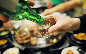 4 điều cần nhớ khi uống rượu bia ngày Tết để bớt hại gan, tránh đột quỵ