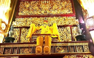 Chính điện bằng gỗ lớn nhất Việt Nam: Long sàng, ngai vua, đồ nội thất bên trong đều được dát vàng