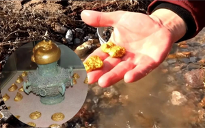 Hì hục đào mương, 3 anh em bất ngờ tìm thấy bình cổ đựng 40kg toàn vật thể bằng vàng