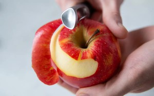 Nên ăn táo nguyên vỏ hay gọt vỏ? Thì ra bấy lâu nay nhiều người vẫn ăn sai cách khiến dinh dưỡng hao hụt