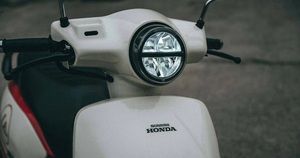 Vừa l&aacute;i xe m&aacute;y vừa sử dụng điện thoại bị phạt bao nhi&ecirc;u tiền từ năm 2025? - Ảnh 3.