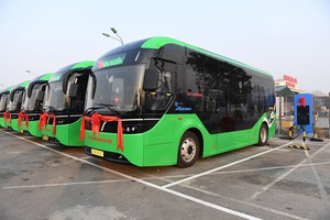 Lộ ảnh Mercedes-Benz E-Class limo: 6 cửa, thân xe dài hơn cả S-Class nhưng vẫn giữ động cơ cũ - Ảnh 7.