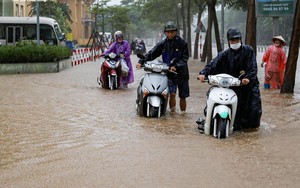 Cập nhật tình hình Hà Nội sáng nay: Nhiều ô tô chết máy vẫn nằm chắn ngang đường- Ảnh 3.