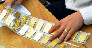 Giá vàng miếng SJC tự do "bốc hơi" 15 triệu đồng chỉ trong 2 ngày