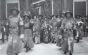 Ảnh hiếm thời Thanh: Nhà quan treo da hổ trấn trạch, đội quân thái giám của Từ Hi có điểm này khác thường