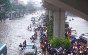 Hà Nội vẫn mưa to, nhiều tuyến đường đã chìm trong biển nước không thể di chuyển