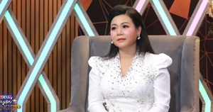 Nữ ca sĩ Bolero vừa tốt nghiệp cử nhân luật nói lý do ngày càng ít show