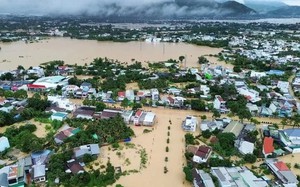 100 can axit sunfuric bị lũ cuốn trôi: Thao tác sai dễ gây thảm họa, chuyên gia cảnh báo cách thoát hiểm