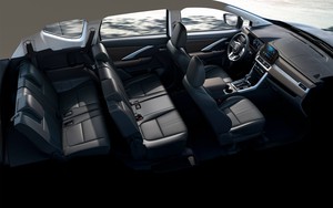 Vụ xe con bị vò nát: Thiết kế "mềm" giúp tài xế thoát chết- Ảnh 2.