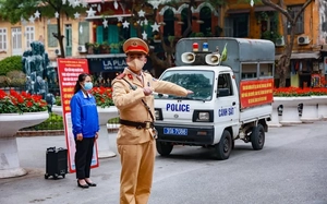 H&igrave;nh ảnh g&acirc;y cho&aacute;ng tại Hồ Gươm d&ugrave; mới 21h ng&agrave;y cuối năm - Ảnh 7.