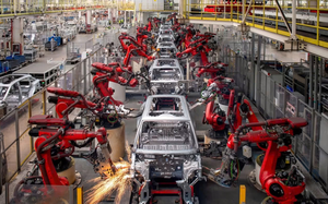 Ô tô điện màu xanh-bạc mới lạ vừa 'nhập đội' Xanh SM: Thuộc dịch vụ Cao cấp, khác gì xe thường? - Ảnh 13.