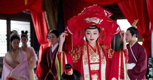 Nữ sinh rơi từ bờ tường trong trạng thái 'nhạy cảm', dân mạng không thương xót còn phản ứng gây bất ngờ - Ảnh 3.