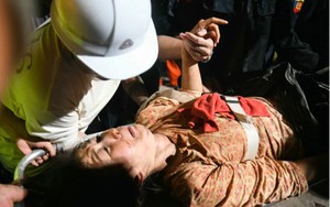 Khoảnh khắc kinh hoàng: Nhân viên lau kính vật lộn giữa không trung, cố giành giật sự sống trong trận động đất ở Bangkok - Ảnh 2.