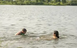 Video ghi lại cảnh tượng lạ giữa biển khơi: Ban đầu cứ ngỡ sóng đẹp, nhìn kỹ mới thấy lạnh gáy - Ảnh 4.