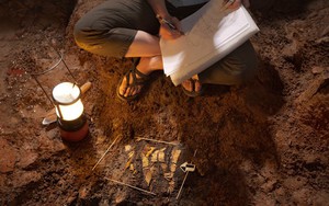 Tường nhà bất ngờ "nhả ra" đầy tiền, kết luận cuối của cảnh sát khiến gia chủ dở khóc dở cười - Ảnh 3.