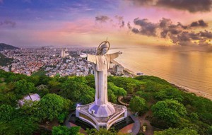 Big C, Go!, Nguyễn Kim... đi lùi với doanh thu hơn 32.500 tỷ đồng, dâng 'ngôi vương' bán lẻ 2024 cho Bách Hóa Xanh, đại gia Thái Lan than 'khắc nghiệt' - Ảnh 2.