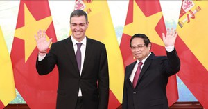 Giá vàng giảm sốc rồi "quay xe" sau tin Mỹ tạm hoãn tăng thuế, chuyên gia chắc nịch về mức đỉnh lịch sử - Ảnh 4.