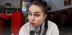 Khách Tây ăn 1 món bún Việt Nam xong nhận xét ‘ngon nhất, về Mỹ phải tìm mới được’ - Ảnh 7.