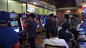 Nhóm cựu cảnh sát hình sự nhận tiền để bỏ qua cho cán bộ ngân hàng mang cần sa - Ảnh 2.