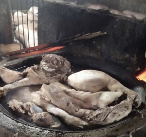 Đột kích kho đông lạnh, phát hiện hàng tấn chân gà ngâm hóa chất: Thấy chân gà có điểm này thì đừng ăn - Ảnh 4.