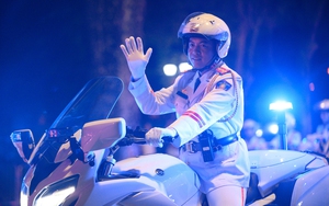 Dùng nam châm dò khắp thân VinFast VF 9, vỏ xe dùng chất liệu gì mà không hút? - Ảnh 4.