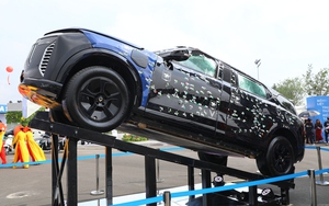 Video hé lộ cảnh thử nghiệm chống đạn và vũ khí nổ của Lạc Hồng 900 LX - Ảnh 4.