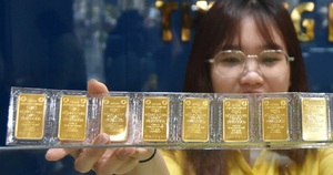 Giá vàng đồng loạt giảm rất mạnh - Ảnh 4.