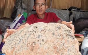 Đào đất hơn 10 tiếng, người đàn ông phát hiện vật thể lạ nặng tới 423 kg khiến giới khoa học kinh ngạc