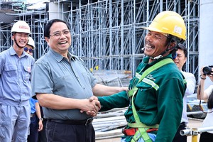 Sốc: Gi&aacute; v&agrave;ng tăng "như l&ecirc;n đồng" khiến mọi dự b&aacute;o đều lỗi thời, nguy&ecirc;n nh&acirc;n quan trọng đến từ Mỹ - Ảnh 3.