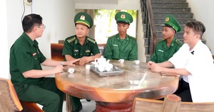 Đ&agrave;m Vĩnh Hưng mặc &aacute;o l&iacute;nh, ra đảo l&agrave;m một việc - Ảnh 2.