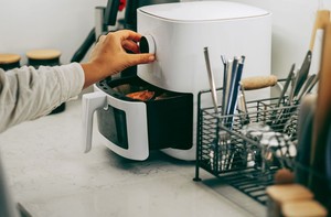 Nồi chi&ecirc;n kh&ocirc;ng dầu sạch bất ngờ khi được vệ sinh bằng thứ n&agrave;y - kh&ocirc;ng phải chanh - Ảnh 2.