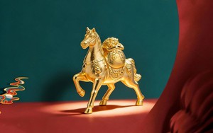 Đổ x&ocirc; xếp h&agrave;ng mua v&agrave;ng, bạc - Ảnh 1.