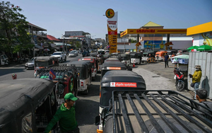 Xe phải đổ gần đầy b&igrave;nh xăng dầu mới được nhập cảnh nước l&aacute;ng giềng của Việt Nam - Ảnh 2.