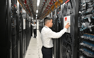 Bắt tay với Elon Musk, DN của tỷ ph&uacute; Phạm Nhật Vượng muốn đưa vệ tinh Việt Nam l&ecirc;n quỹ đạo bằng t&ecirc;n lửa - Ảnh 2.