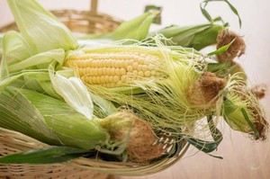 Thủ phạm g&acirc;y rụng t&oacute;c, h&oacute;i đầu c&oacute; đầy tr&ecirc;n m&acirc;m cơm người Việt: B&aacute;c sĩ khuy&ecirc;n n&ecirc;n ăn 4 m&oacute;n sau để t&oacute;c chắc khỏe - Ảnh 2.