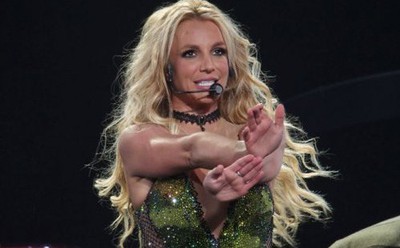 Britney Spears bị fan la ó vì... quá đãng trí, chẳng nhớ mình đang diễn ở nơi nào!