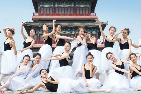 24h qua ảnh: Cậu bé mang đại bàng đi săn giữa tuyết trắng - Ảnh 1. 24h qua ảnh: Cậu bé mang đại bàng đi săn giữa tuyết trắng - Ảnh 1.