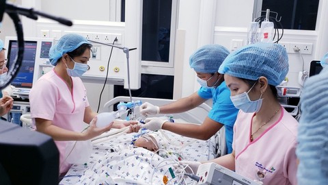 Khoảnh khắc lịch sử tách rời 2 bé: Còn 1 cuộc chiến dài nữa, chúng tôi sẽ điều trị đến năm Song Nhi 18 tuổi - Ảnh 5. Khoảnh khắc lịch sử tách rời 2 bé: Còn 1 cuộc chiến dài nữa, chúng tôi sẽ điều trị đến năm Song Nhi 18 tuổi - Ảnh 5.