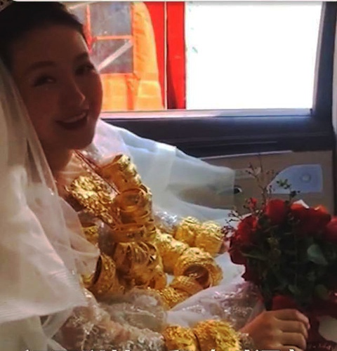 Cô dâu gồng mình đeo 60 vòng vàng trong ngày cưới - Ảnh 1. Cô dâu gồng mình đeo 60 vòng vàng trong ngày cưới - Ảnh 1.