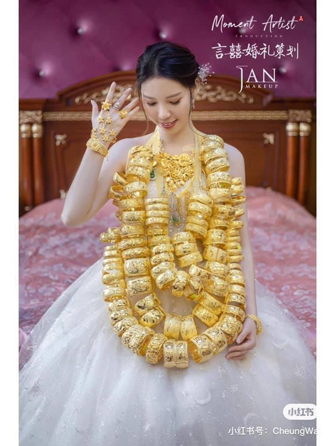 Cô dâu gồng mình đeo 60 vòng vàng trong ngày cưới - Ảnh 3. Cô dâu gồng mình đeo 60 vòng vàng trong ngày cưới - Ảnh 3.