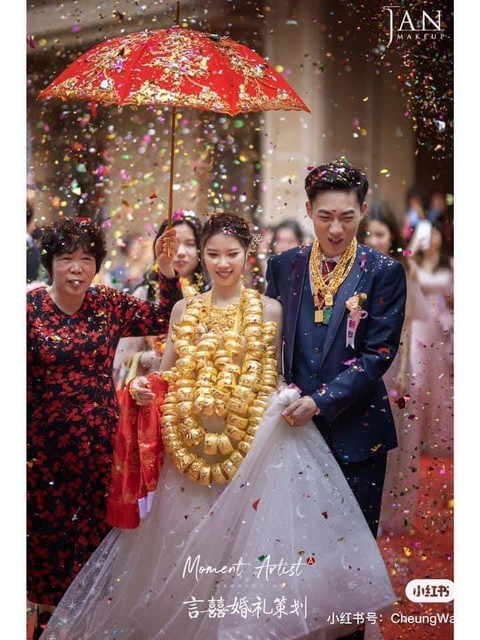 Cô dâu gồng mình đeo 60 vòng vàng trong ngày cưới - Ảnh 5. Cô dâu gồng mình đeo 60 vòng vàng trong ngày cưới - Ảnh 5.