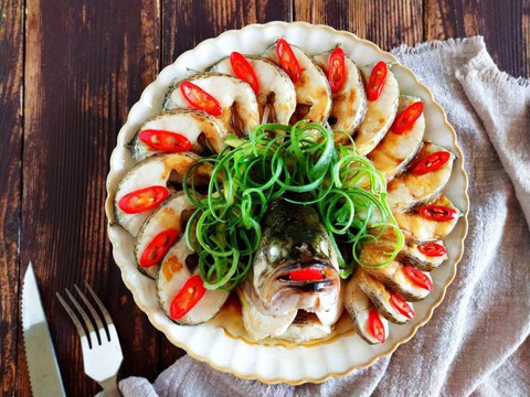 Bữa tối không dầu mỡ với món cá hấp thơm lừng ngon mê mẩn - Ảnh 5. Bữa tối không dầu mỡ với món cá hấp thơm lừng ngon mê mẩn - Ảnh 5.